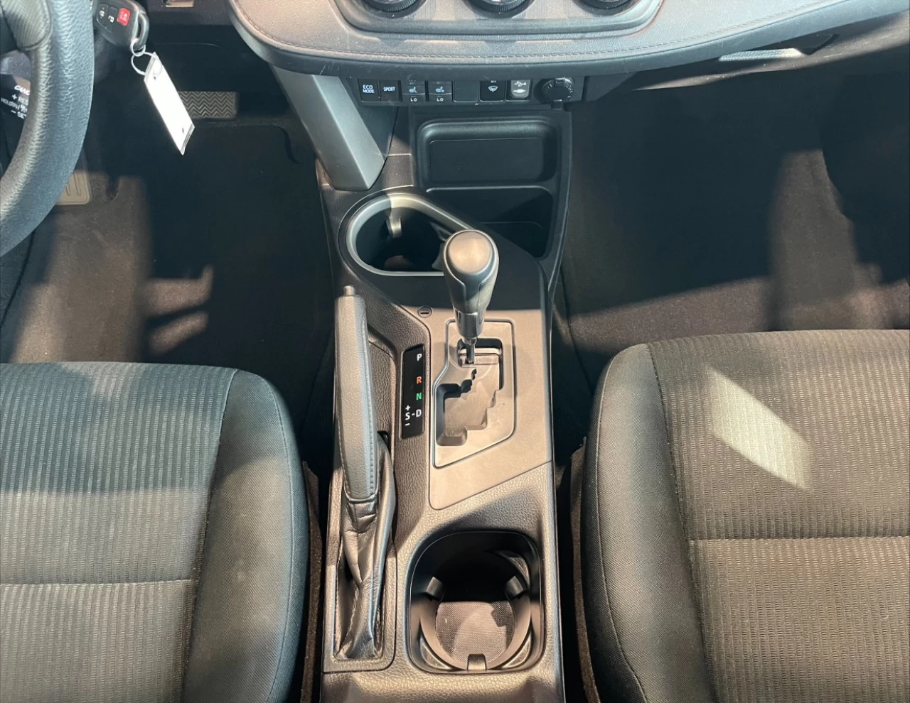 2018 Toyota RAV4 LE https://www.acuramontrealcentre.com/resize/b990ff35b810a3abc0cc817b2ca24889-1