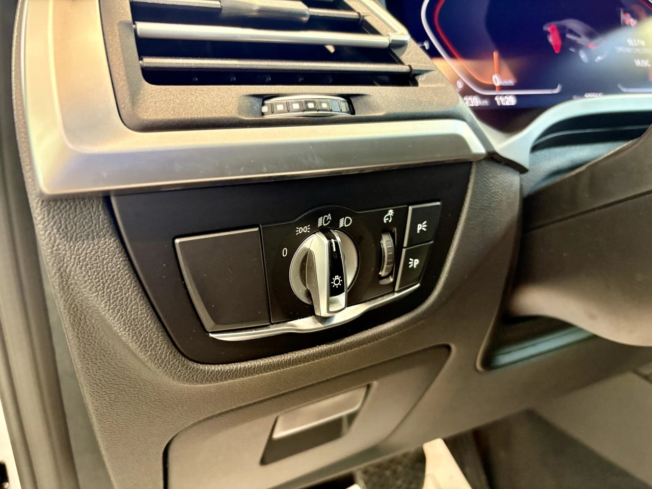 2025 BMW X4 xDrive30i https://www.acuramontrealcentre.com/resize/b990ff35b810a3abc0cc817b2ca24889-1