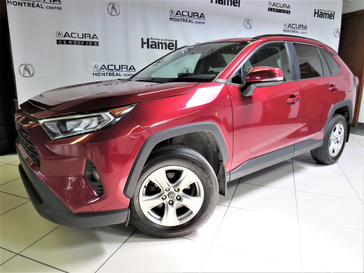 2020 Toyota RAV4 XLE https://www.acuramontrealcentre.com/resize/b990ff35b810a3abc0cc817b2ca24889-1