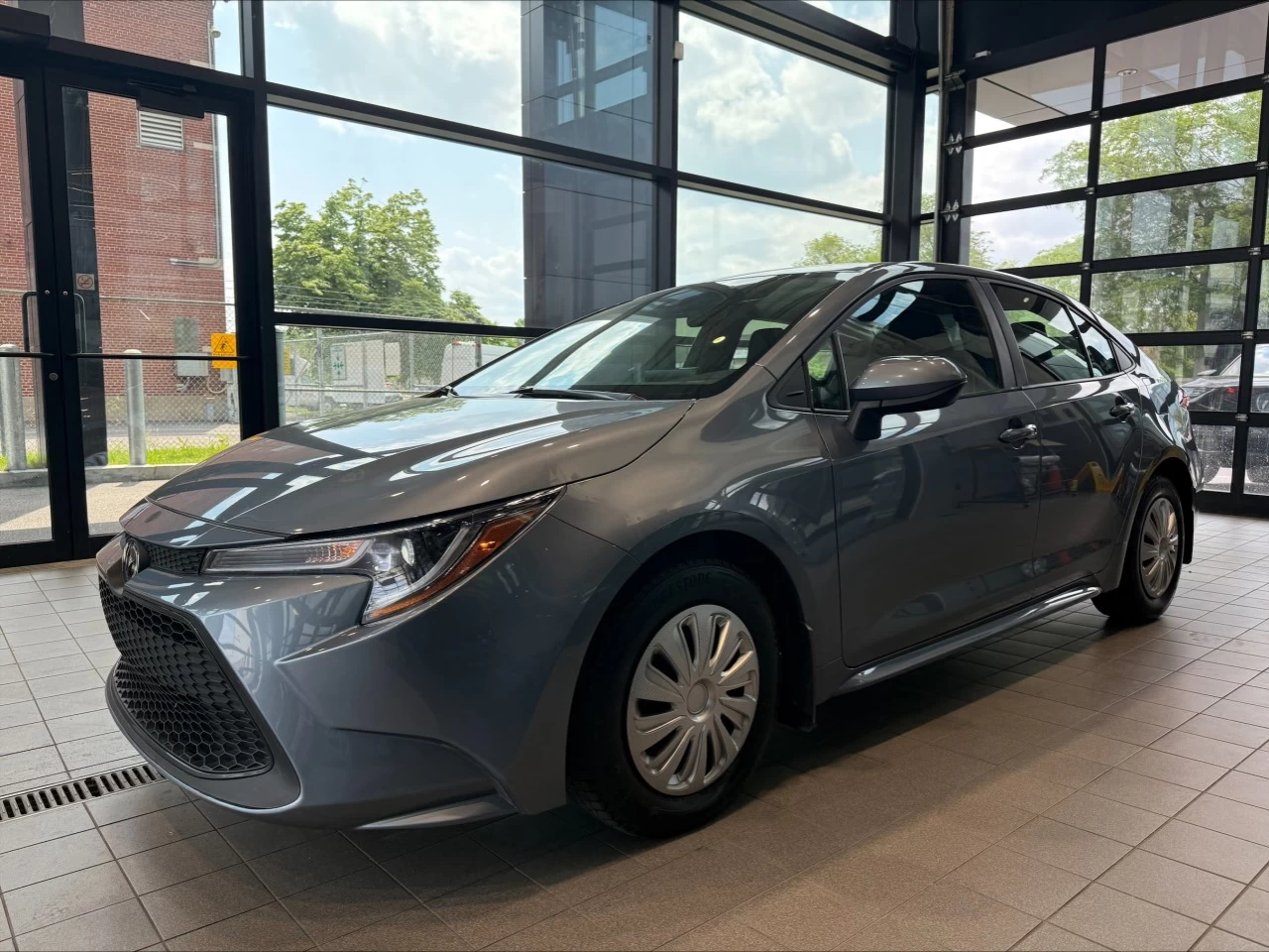 2022 Toyota Corolla LE https://www.acuramontrealcentre.com/resize/b990ff35b810a3abc0cc817b2ca24889-1