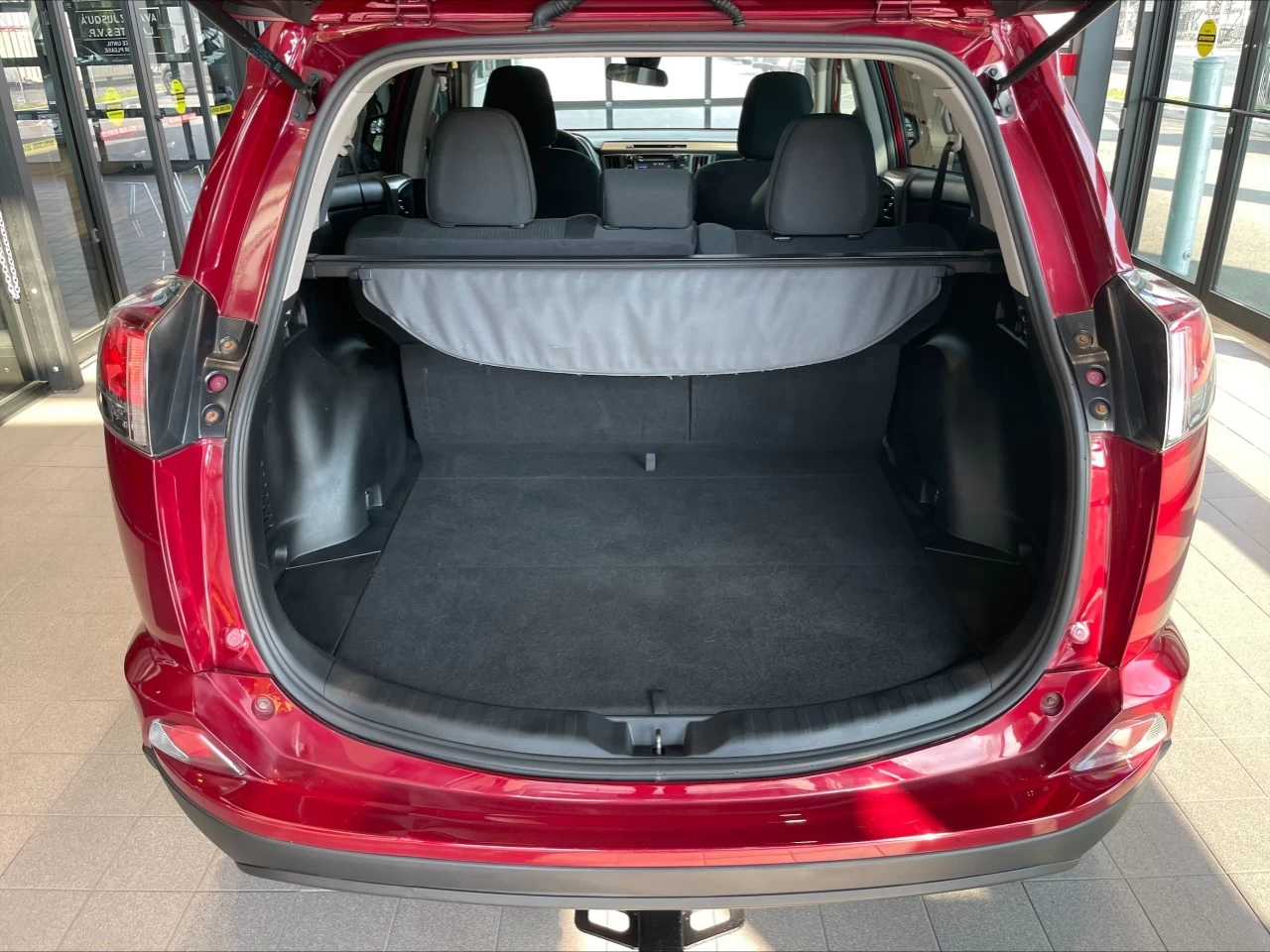 2018 Toyota RAV4 LE https://www.acuramontrealcentre.com/resize/b990ff35b810a3abc0cc817b2ca24889-1