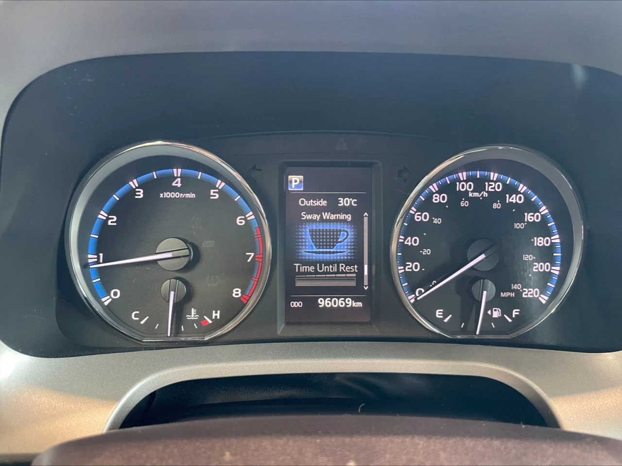 2018 Toyota RAV4 LE https://www.acuramontrealcentre.com/resize/b990ff35b810a3abc0cc817b2ca24889-1