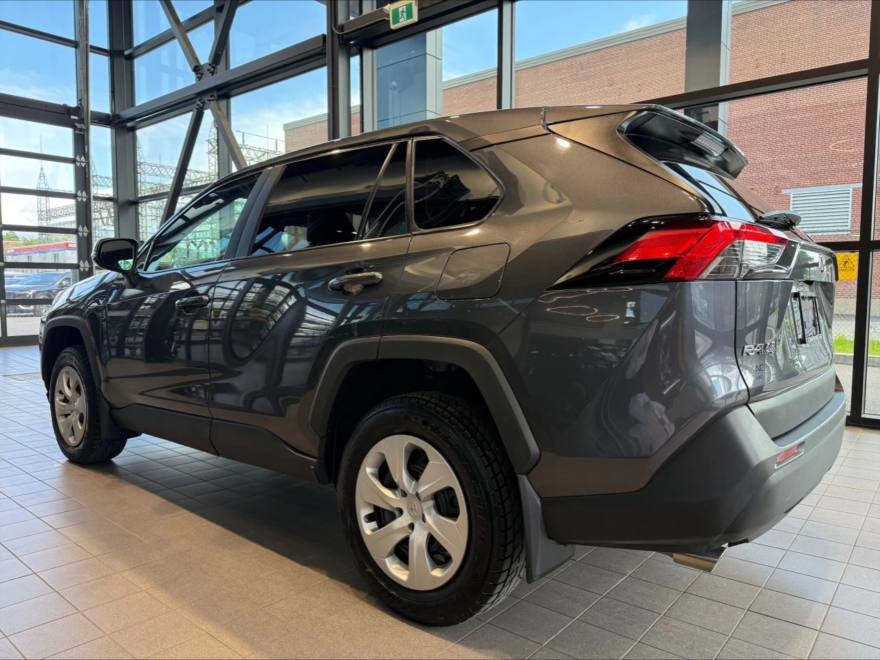 2023 Toyota RAV4 LE https://www.acuramontrealcentre.com/resize/b990ff35b810a3abc0cc817b2ca24889-1