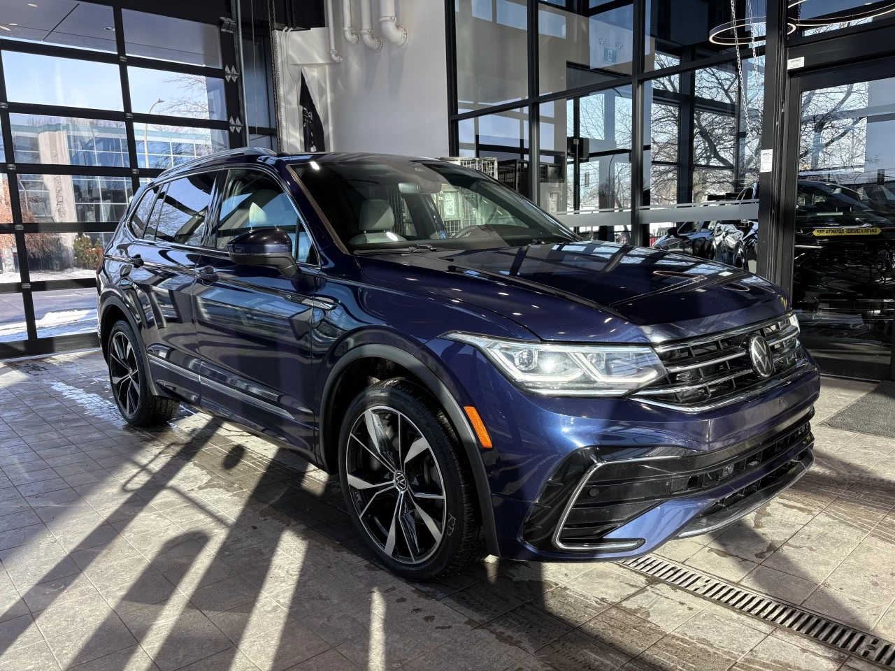 2022 Volkswagen Tiguan Highline R-Line https://www.acuramontrealcentre.com/resize/b990ff35b810a3abc0cc817b2ca24889-1
