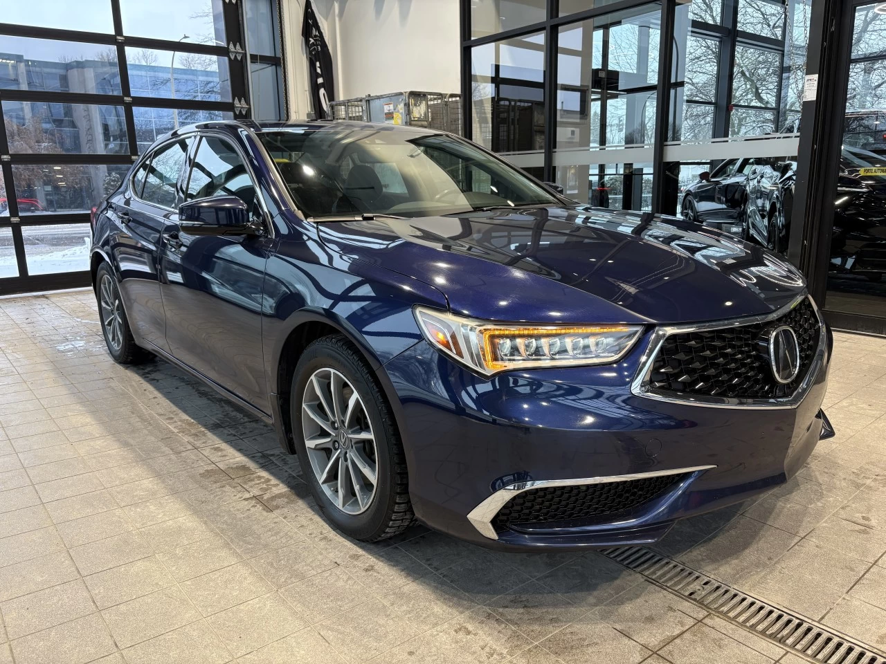 2018 Acura TLX Tech https://www.acuramontrealcentre.com/resize/b990ff35b810a3abc0cc817b2ca24889-1