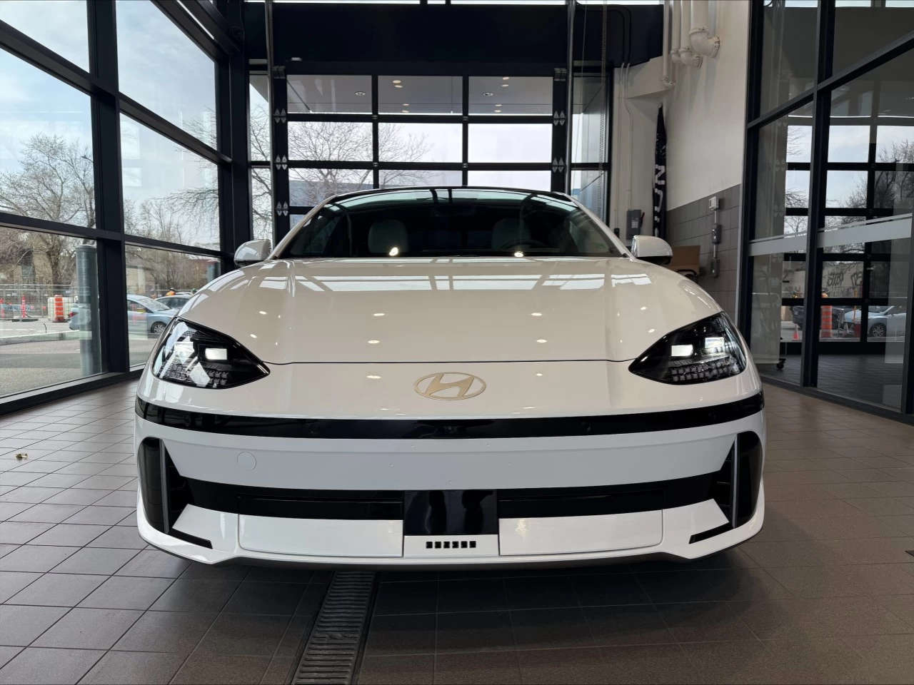 2024 Hyundai Ioniq Preferred Longue Range AWD Ultimate https://www.acuramontrealcentre.com/resize/b990ff35b810a3abc0cc817b2ca24889-1