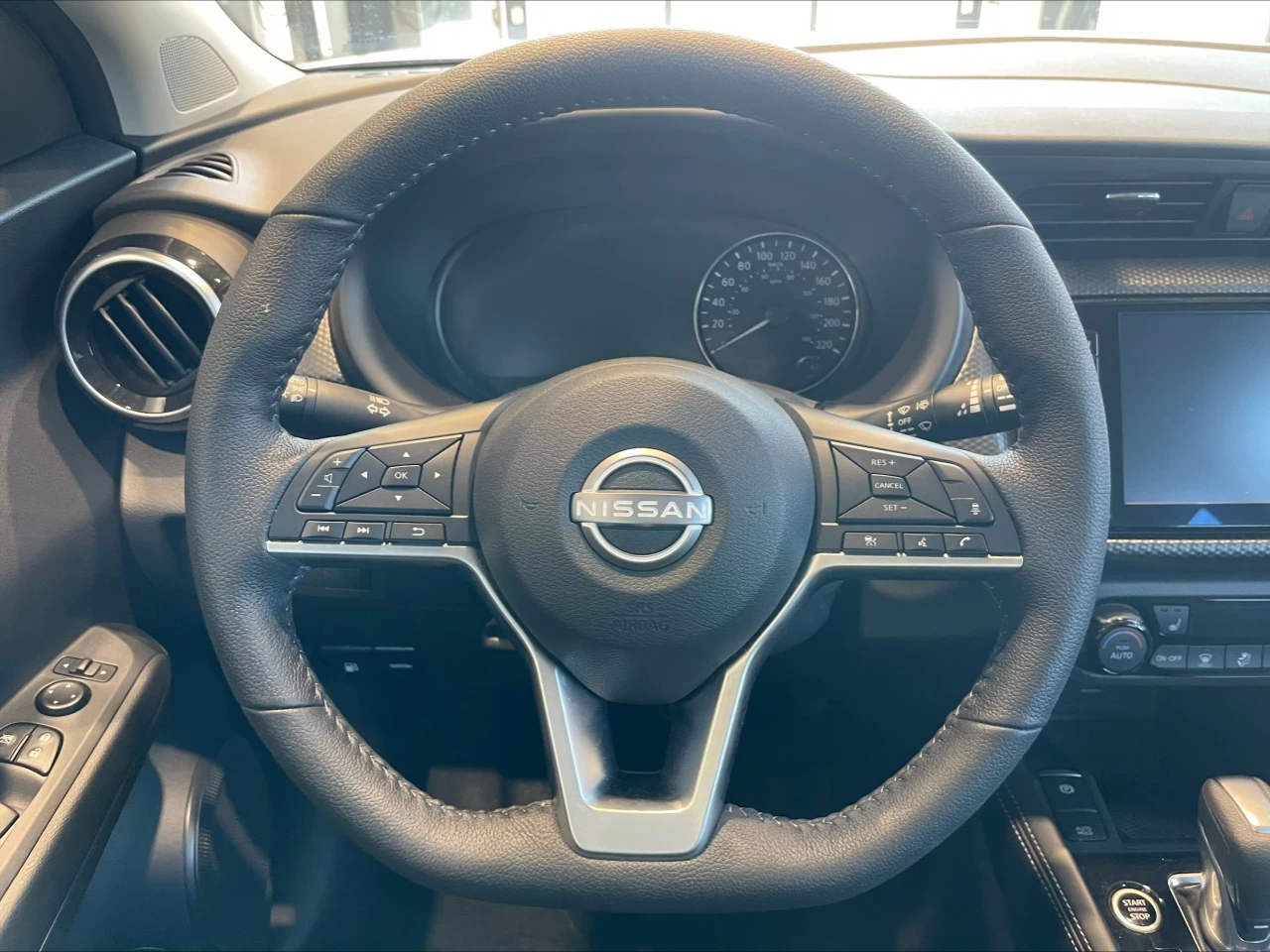 2024 Nissan Kicks SV https://www.acuramontrealcentre.com/resize/b990ff35b810a3abc0cc817b2ca24889-1