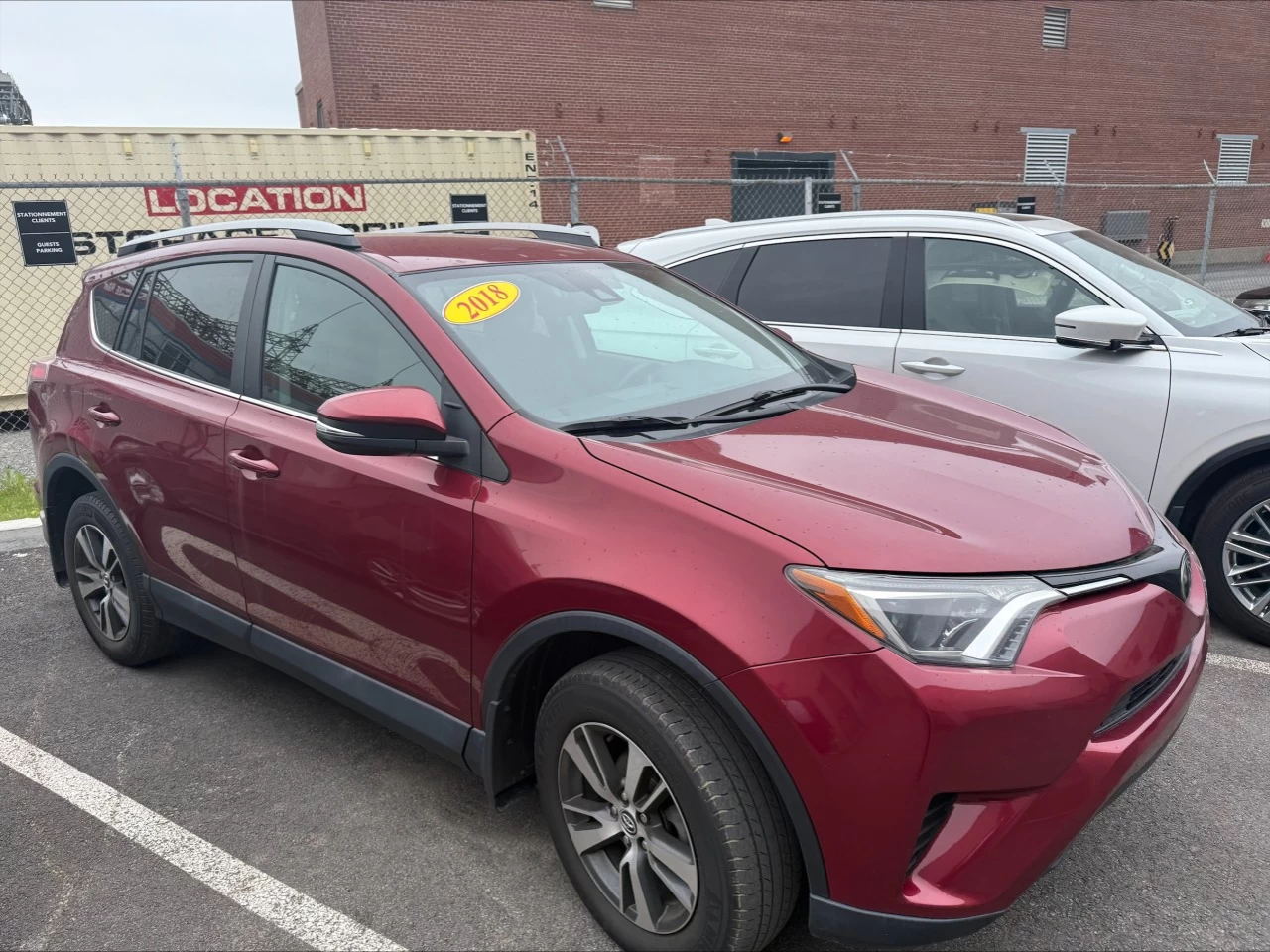 2018 Toyota RAV4 LE https://www.acuramontrealcentre.com/resize/b990ff35b810a3abc0cc817b2ca24889-1