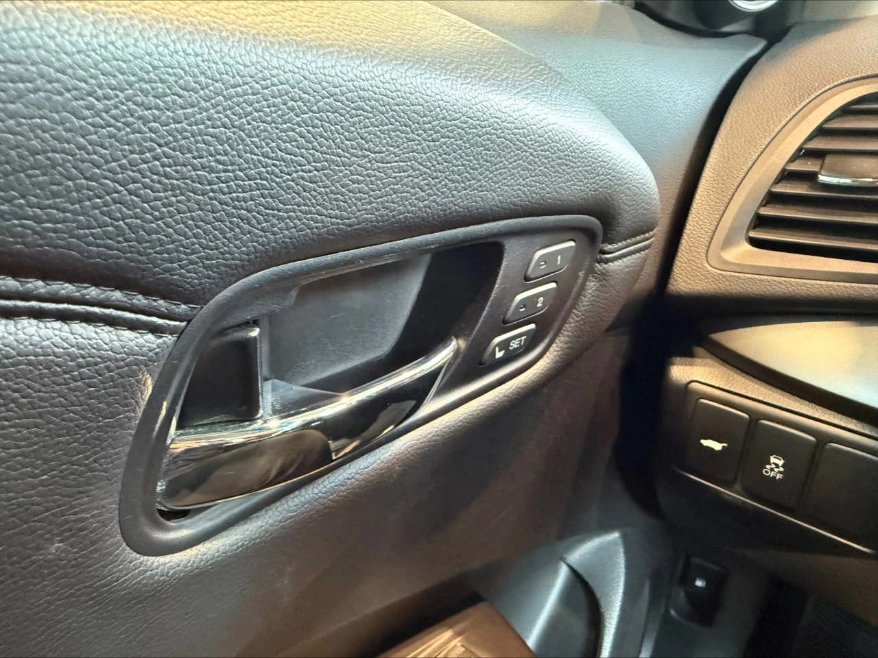 2015 Acura RDX Tech Pkg https://www.acuramontrealcentre.com/resize/b990ff35b810a3abc0cc817b2ca24889-1