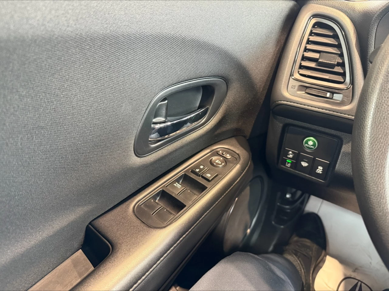 2022 Honda HR-V LX https://www.acuramontrealcentre.com/resize/b990ff35b810a3abc0cc817b2ca24889-1