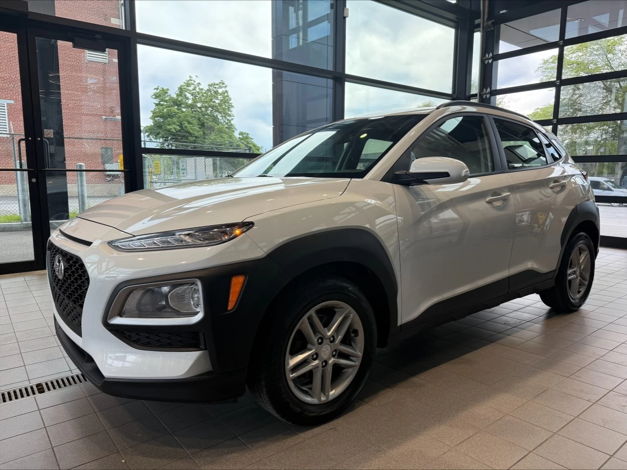 2020 Hyundai Kona Essential https://www.acuramontrealcentre.com/resize/b990ff35b810a3abc0cc817b2ca24889-1