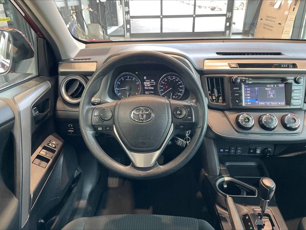 2018 Toyota RAV4 LE https://www.acuramontrealcentre.com/resize/b990ff35b810a3abc0cc817b2ca24889-1