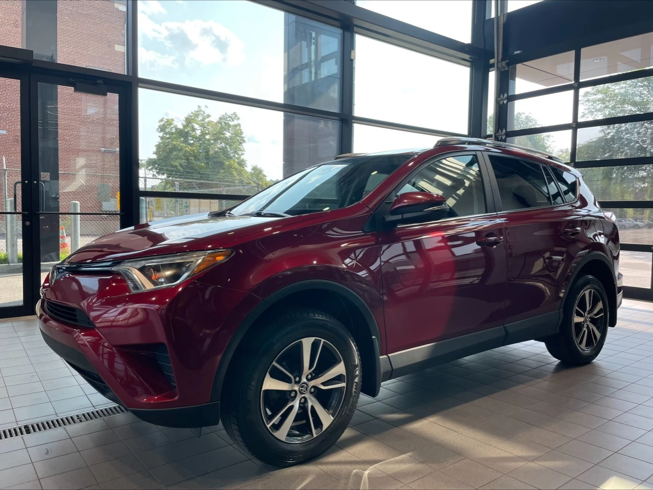 2018 Toyota RAV4 LE https://www.acuramontrealcentre.com/resize/b990ff35b810a3abc0cc817b2ca24889-1