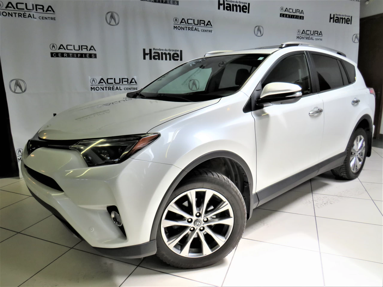 2017 Toyota RAV4 Limited https://www.acuramontrealcentre.com/resize/b990ff35b810a3abc0cc817b2ca24889-1