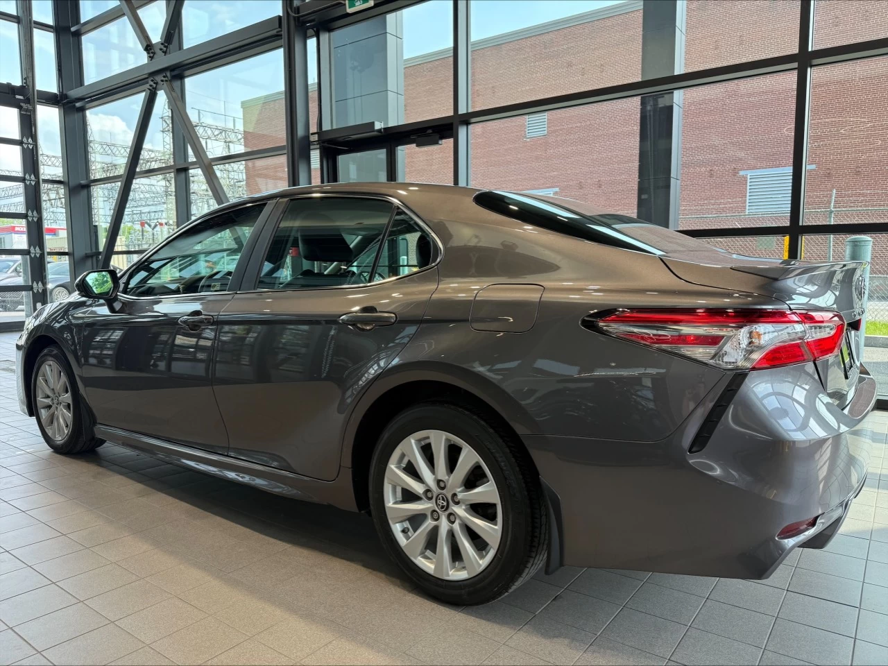 2019 Toyota Camry SE https://www.acuramontrealcentre.com/resize/b990ff35b810a3abc0cc817b2ca24889-1