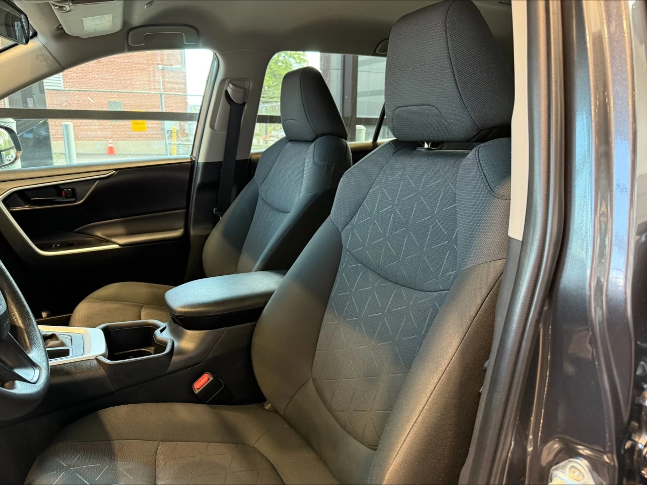 2023 Toyota RAV4 LE https://www.acuramontrealcentre.com/resize/b990ff35b810a3abc0cc817b2ca24889-1