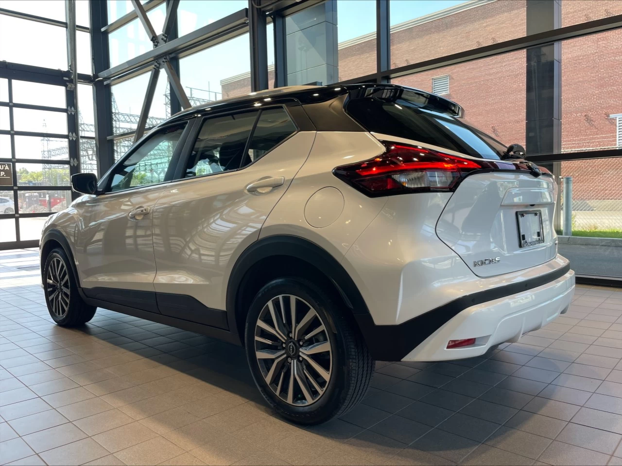 2024 Nissan Kicks SV https://www.acuramontrealcentre.com/resize/b990ff35b810a3abc0cc817b2ca24889-1