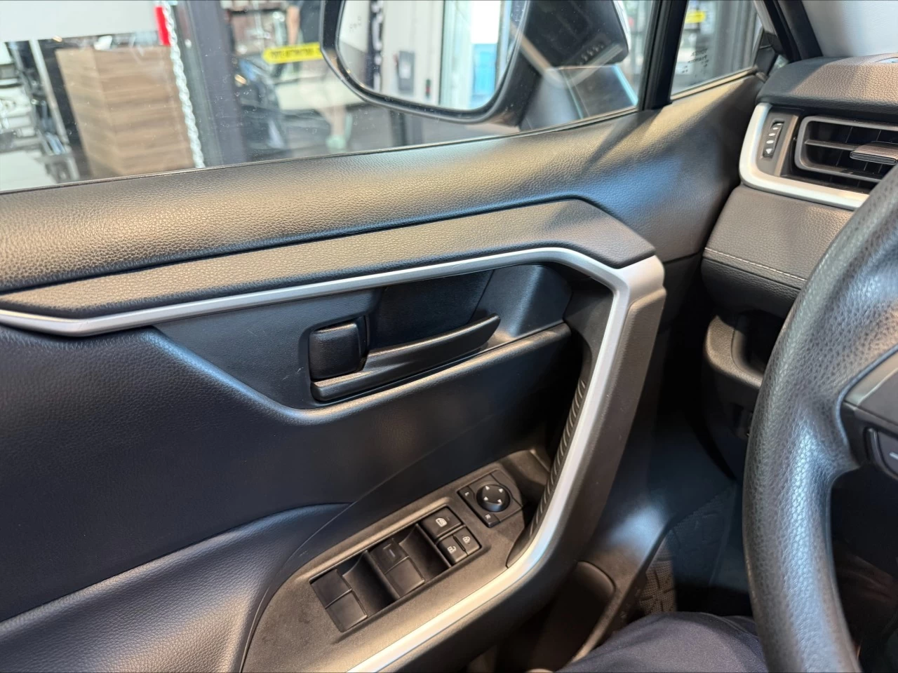 2023 Toyota RAV4 LE https://www.acuramontrealcentre.com/resize/b990ff35b810a3abc0cc817b2ca24889-1