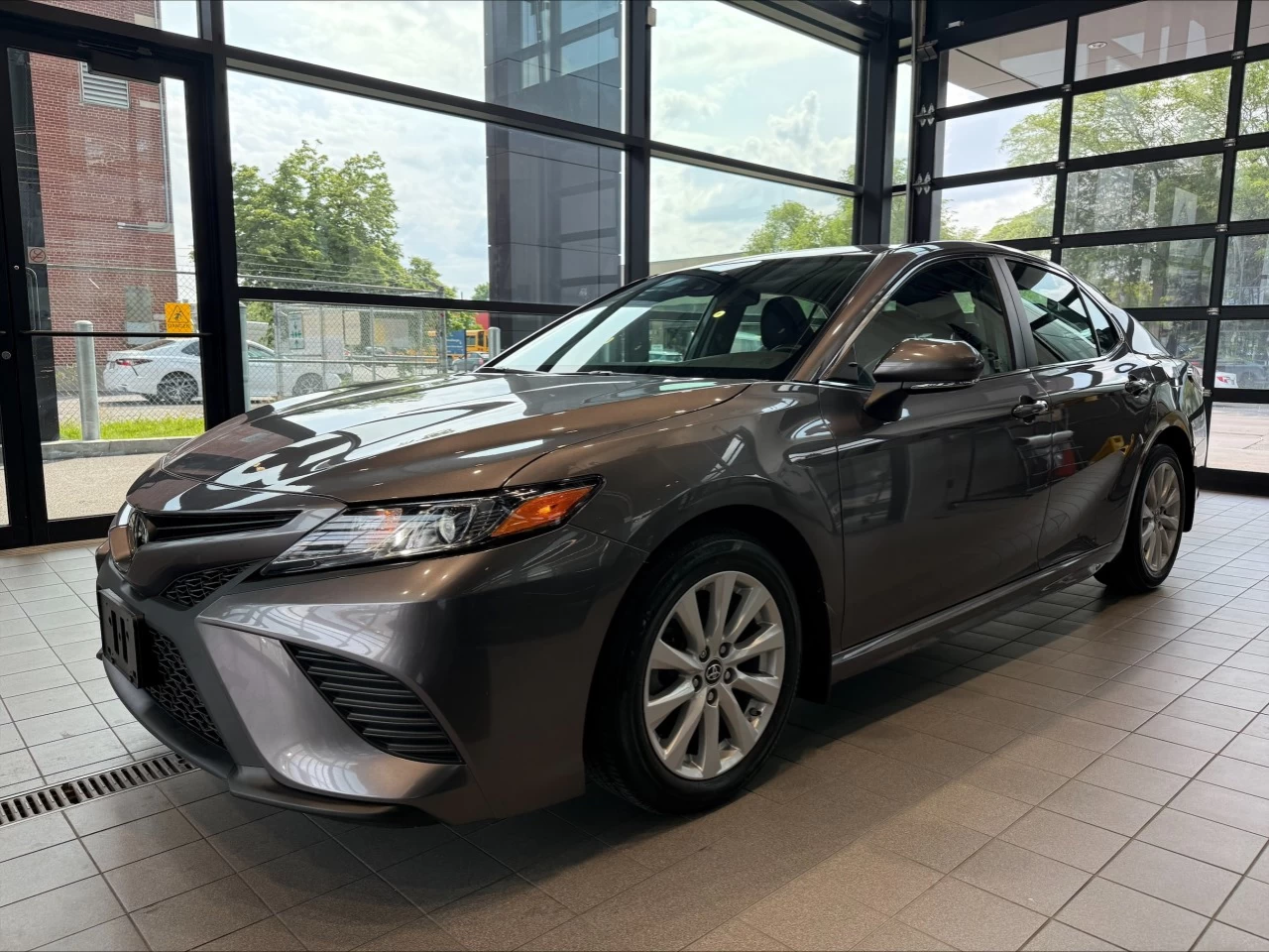 2019 Toyota Camry SE https://www.acuramontrealcentre.com/resize/b990ff35b810a3abc0cc817b2ca24889-1