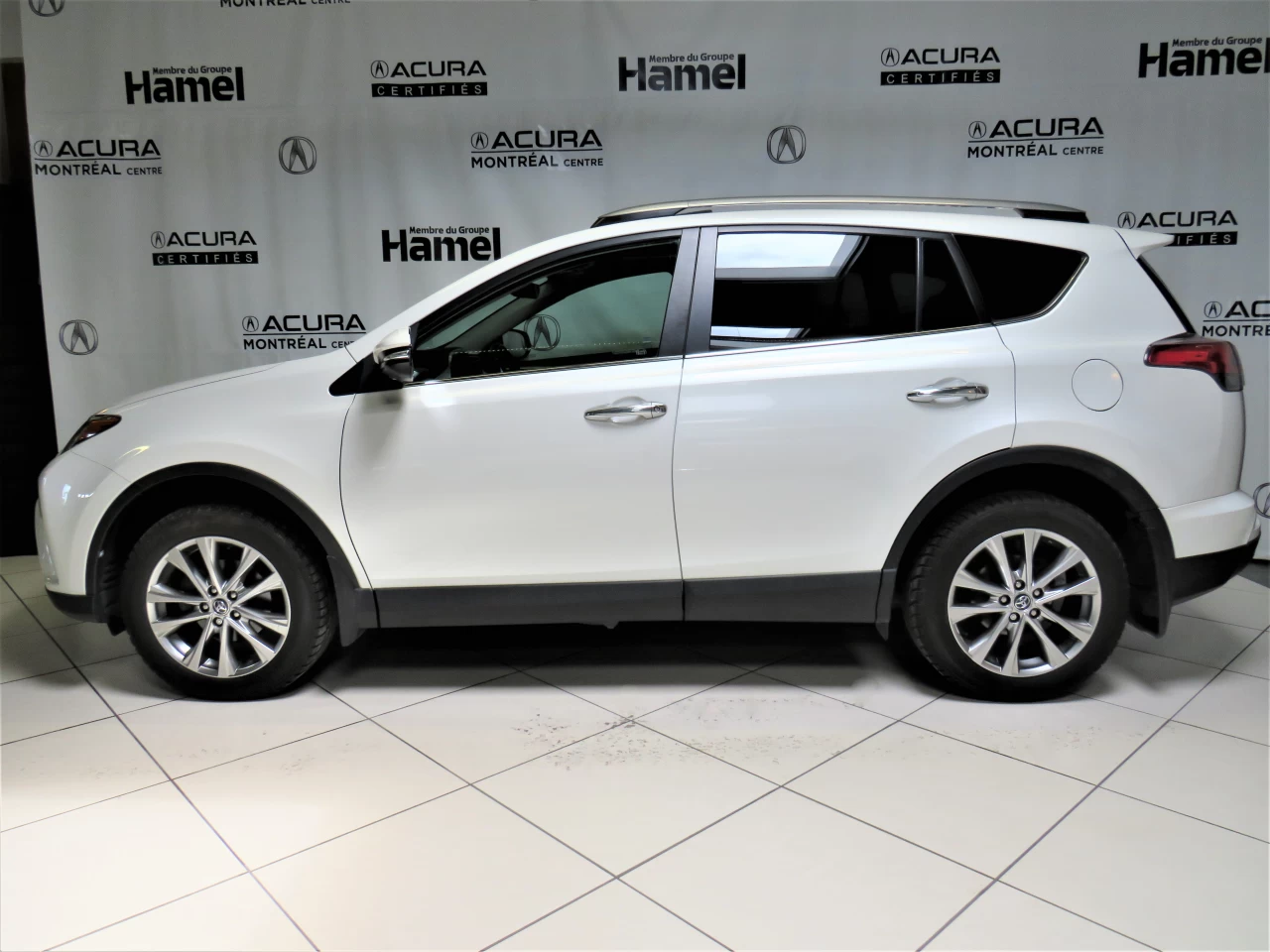 2017 Toyota RAV4 Limited https://www.acuramontrealcentre.com/resize/b990ff35b810a3abc0cc817b2ca24889-1