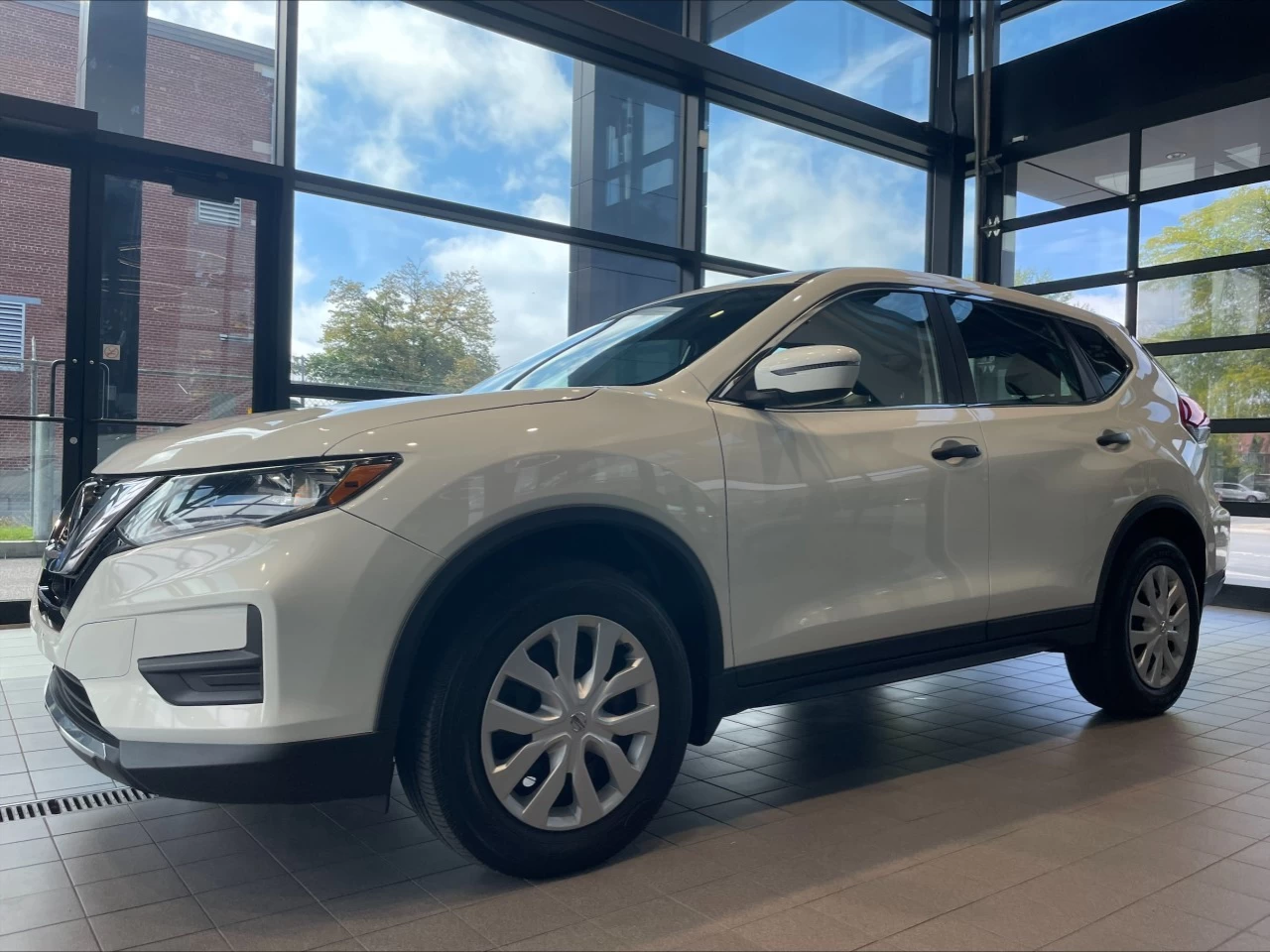 2019 Nissan Rogue S https://www.acuramontrealcentre.com/resize/b990ff35b810a3abc0cc817b2ca24889-1