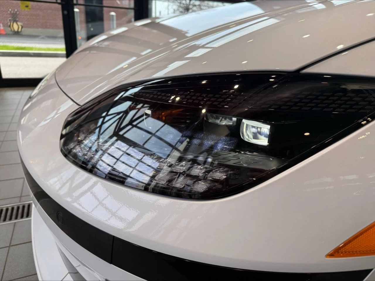 2024 Hyundai Ioniq Preferred Longue Range AWD Ultimate https://www.acuramontrealcentre.com/resize/b990ff35b810a3abc0cc817b2ca24889-1