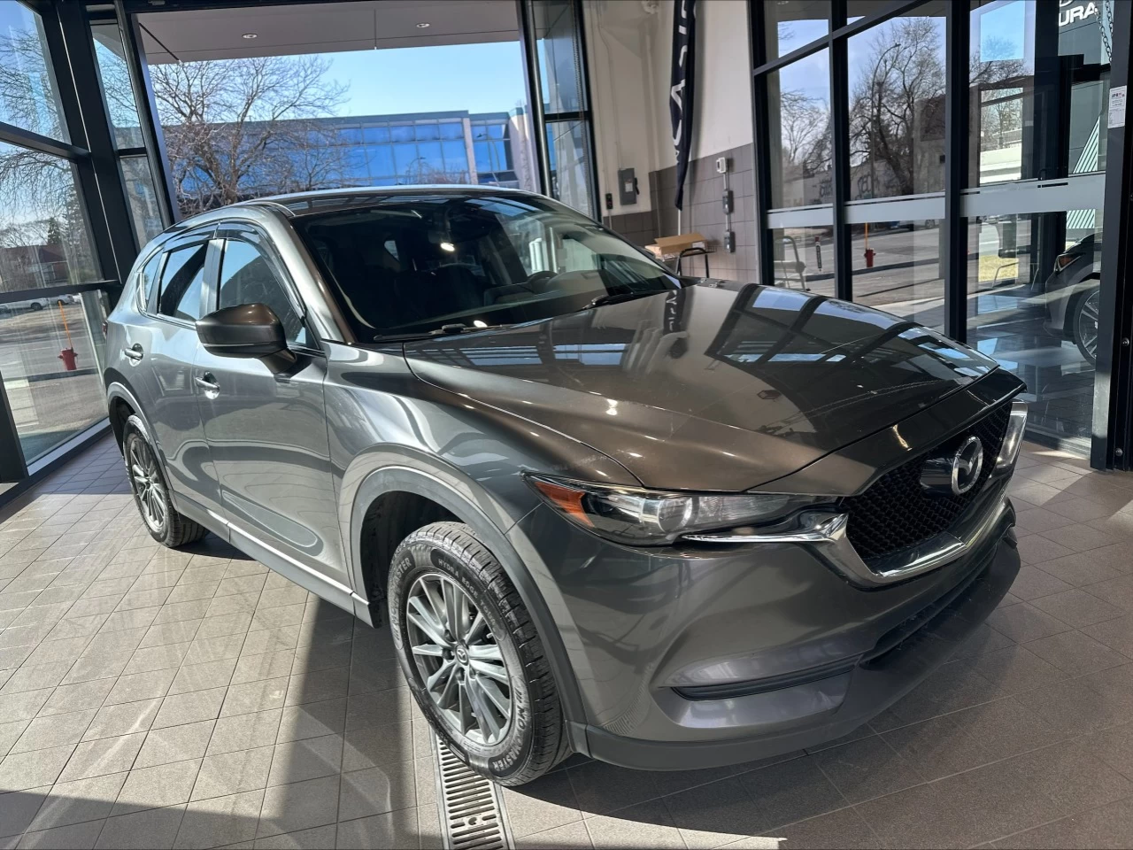 2017 Mazda CX-5 GS https://www.acuramontrealcentre.com/resize/b990ff35b810a3abc0cc817b2ca24889-1