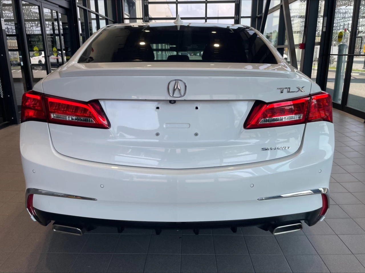 2018 Acura TLX Elite https://www.acuramontrealcentre.com/resize/b990ff35b810a3abc0cc817b2ca24889-1