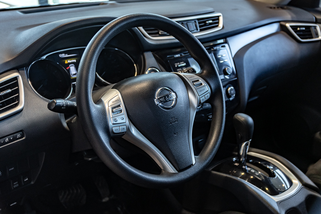 2016 Nissan Rogue SV AWD Main Image