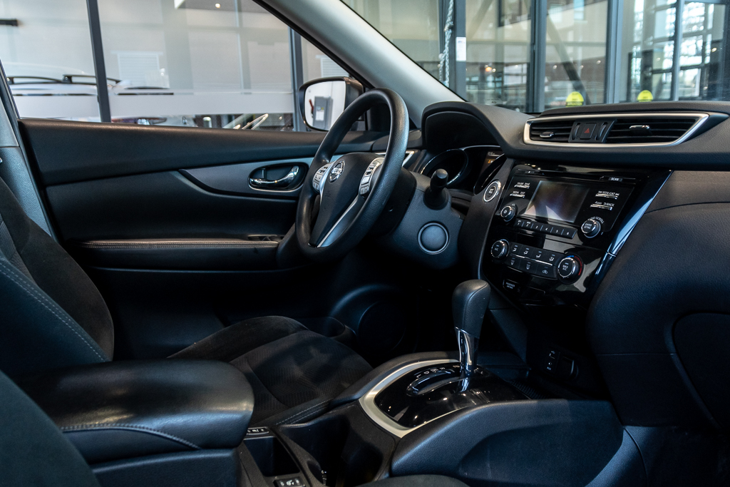 2016 Nissan Rogue SV AWD Main Image